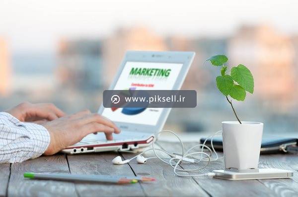 دانلود عکس با کیفیت از کار با لپ تاپ ، نمودارهای آماری و میز کار