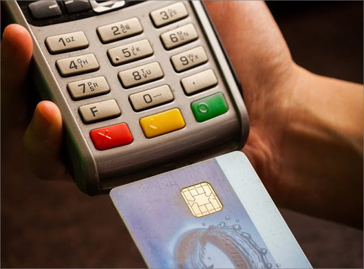 عکس با کیفیت از دستگاه کارتخوان و خرید با کارت بانکی