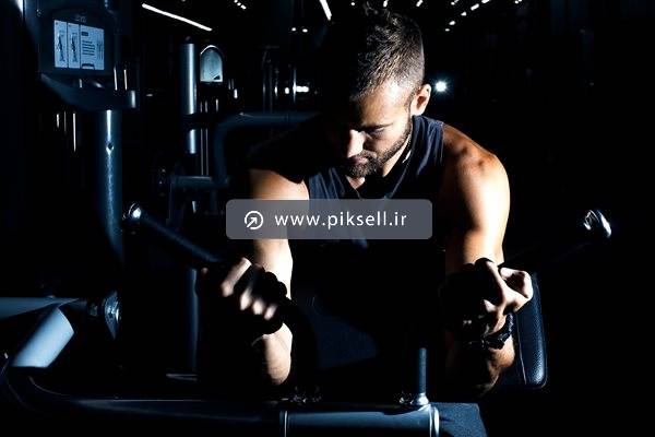 دانلود عکس با کیفیت از تمرین برای تقویت مچ توسط مرد بدنساز