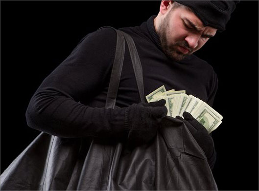 تصویر با کیفیت از دزد پول و اسکناس در کیسه سیاه