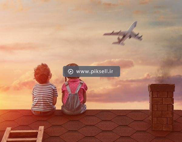 دانلود عکس با کیفیت از دختر و پسر کوچک در حال تماشای هواپیما روی پشت بام