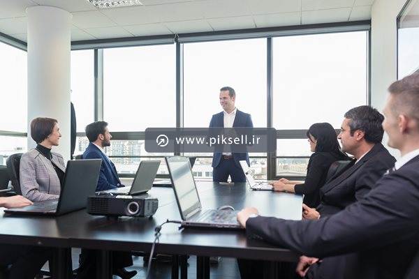 عکس با کیفیت جلسه همکاری کارمندان و میزگرد