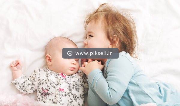 دانلود عکس با کیفیت از دختر کوچولو و برادر نوزادش