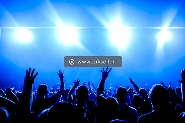 دانلود عکس با کیفیت از نمایش کنسرت و تماشاچیان در حال شادی