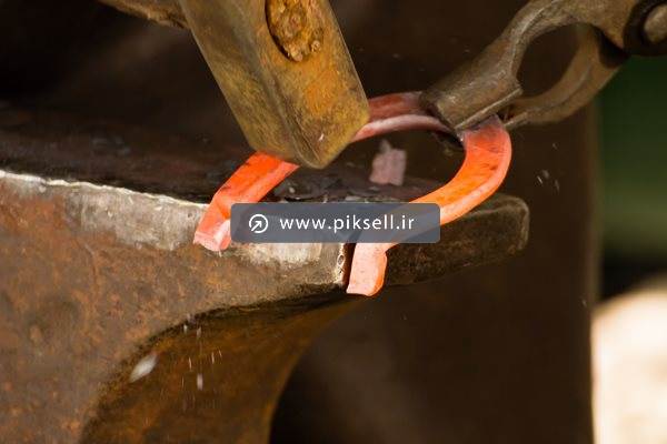 دانلود عکس با کیفیت از آهنگر و ساخت نعل اسب