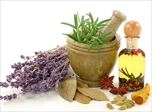 عکس با کیفیت از مجموعه گیاهان دارویی سنتی ، هاون و روغن زیتون