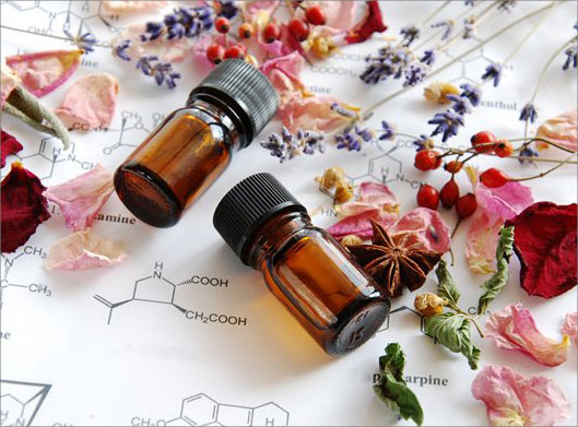 عکس با کیفیت از روغن گیاهی در شیشه و فرمولهای شیمیایی