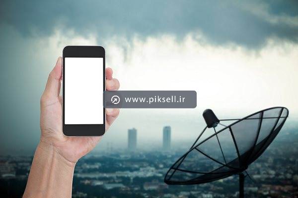 دانلود عکس با کیفیت از موبایل با صفحه خالی در حال عکاسی از شهر آلوده و ماهواره