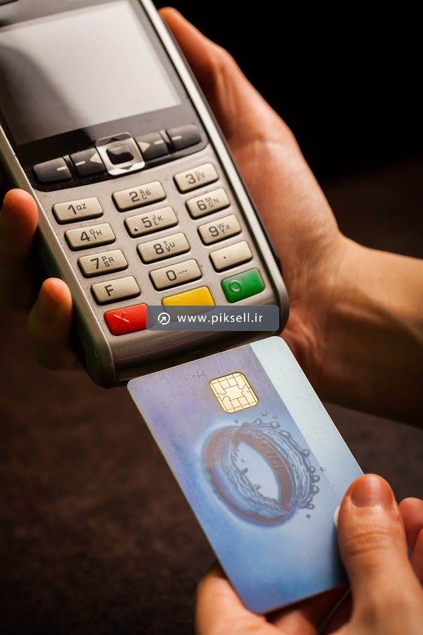 عکس با کیفیت از دستگاه کارتخوان و خرید با کارت بانکی