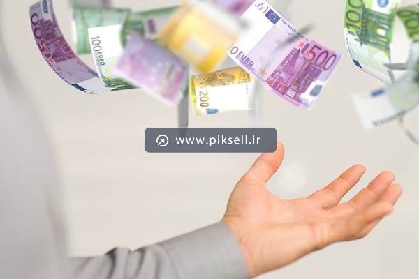 عکس با کیفیت از اسکناس های دلار و یورو در هوا