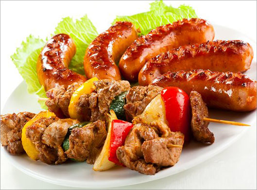 دانلود تصویر با کیفیت از سوسیس سوخاری (هات داگ) و سیخ های جوجه کباب