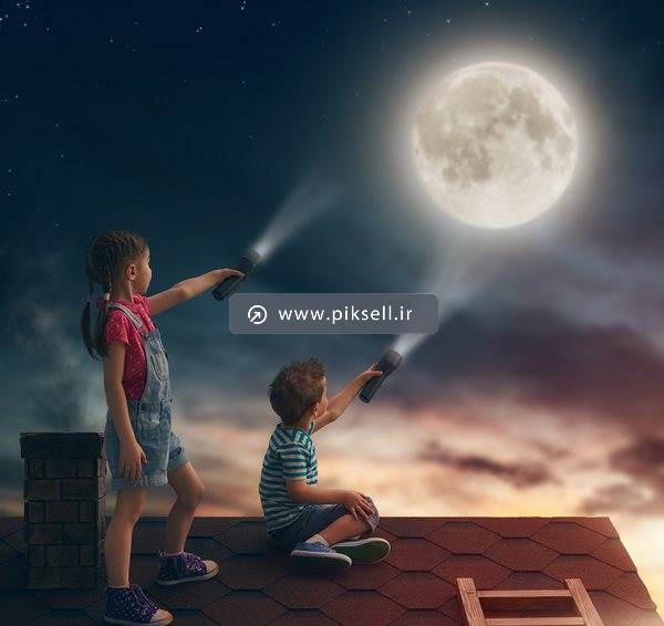 تصویر با کیفیت از خواهر و برادر و نور چراغ قوه به سمت ماه