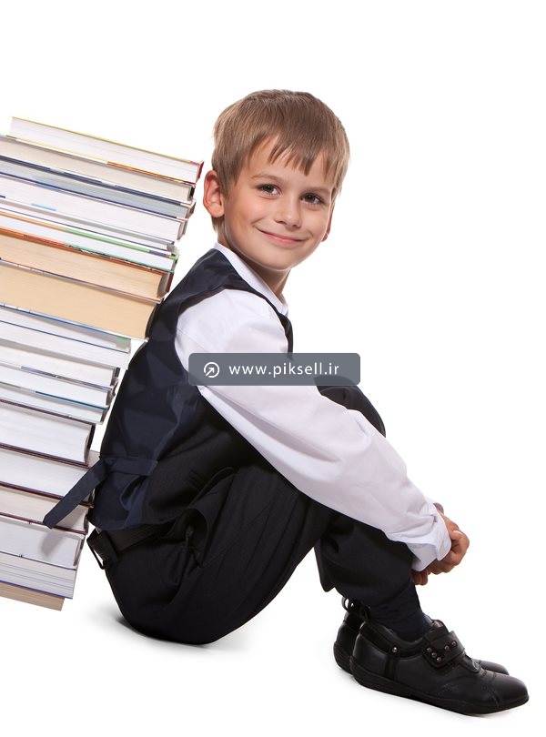 دانلود عکس با کیفیت از پسر بچه و کتاب ها