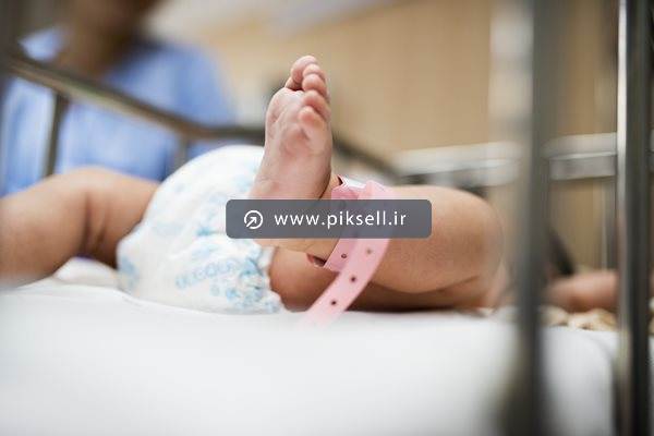 عکس با کیفیت از نوازاد تازه متولد شده و پابند