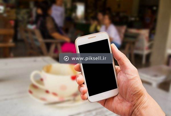 دانلود عکس با کیفیت از گوشی موبایل در دست با صفحه سیاه