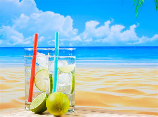 دانلود تصویر با کیفیت از موهیتو و لیمو ترش در کنار ساحل دریا