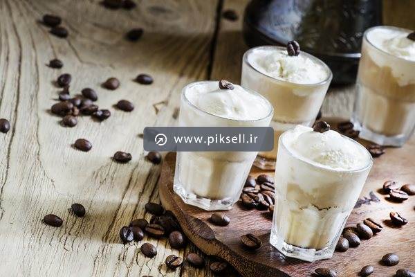 عکس با کیفیت از بستنی های شیری در لیوان شیشه ای