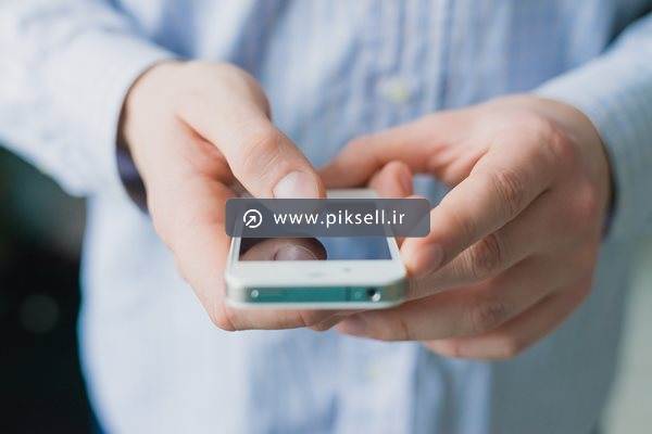 دانلود عکس با کیفیت از کار با تلفن همراه و گوشی در دست