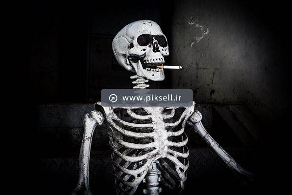دانلود عکس سیاه و سفید از اسکلت سیگاری