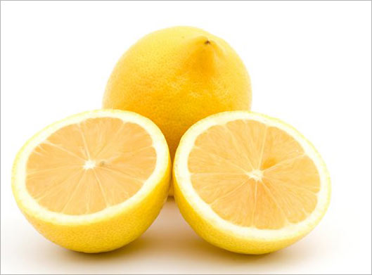 عکس با کیفیت از سه لیمو ترش قاچ شده