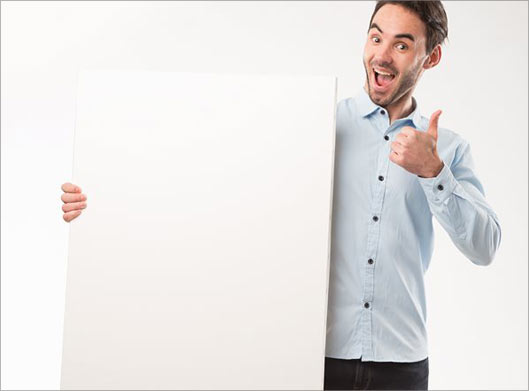 عکس با کیفیت از تبلیغات جذاب و مرد ایستاده کنار بنر سفید