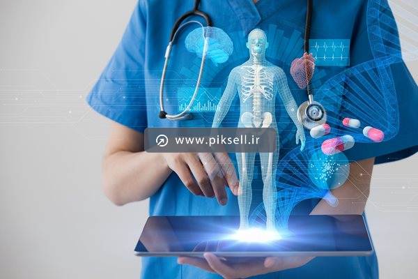 تصویر با کیفیت از پزشک مدرن ، در حال بررسی آناتومی بدن با تبلت