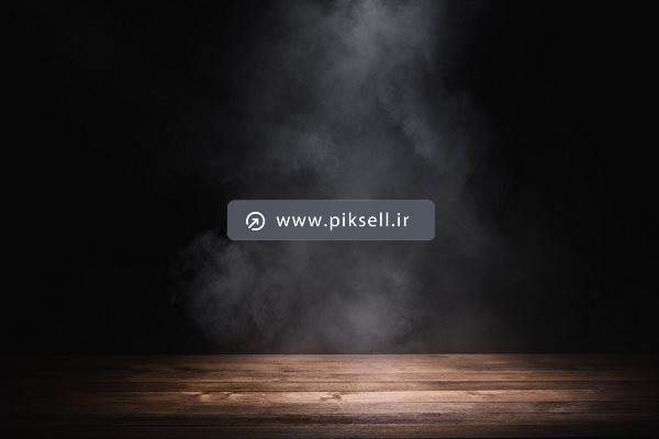 عکس با کیفیت از میز چوبی و فضای تاریک دودآلود