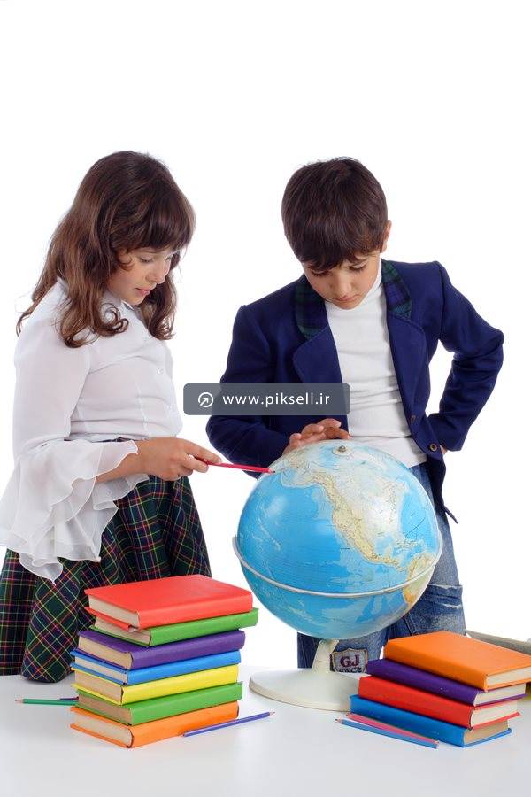 دانلود عکس با کیفیت دختر و پسر جوان در حال مطالعه روی کره جغرافیایی