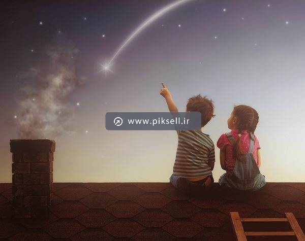 عکس با کیفیت از خواهر برادر کوچولو در حال تماشای شهاب سنگ در شب