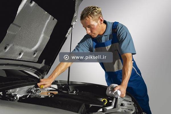 عکس با کیفیت از مرد تعمیرکار در حال بررسی ماشین