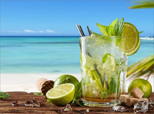 دانلود عکس با کیفیت از موهیتو و لیمو ترش در کنار ساحل دریا