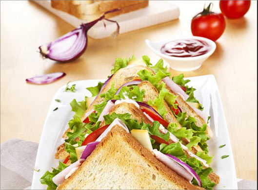 دانلود تصویر با کیفیت از اسنک های مثلثی و سبزیجات در سینی