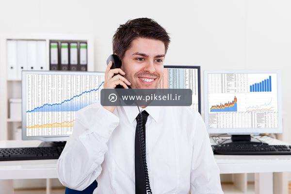 عکس با کیفیت از مرد کارمند بورس در حال صحبت با تلفن
