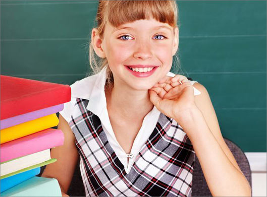 عکس با کیفیت از دختر دانش آموز و کتابها