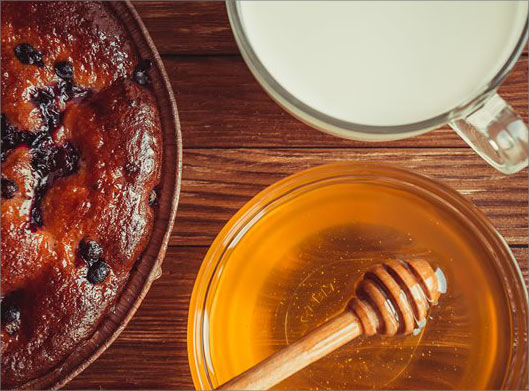 عکس با کیفیت از شیشه عسل و شیر و کیک