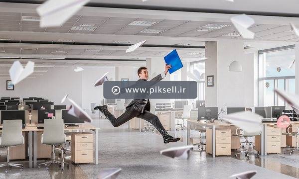 عکس با کیفیت از کارمند پریده و موشک های کاغذی در فضا