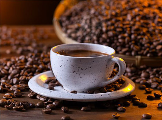 عکس با کیفیت از فنجان قهوه و دانه های قهوه