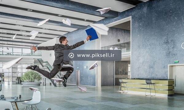 عکس با کیفیت از کارمند پریده در هوا و دفتر و موشک کاغذی در فضا