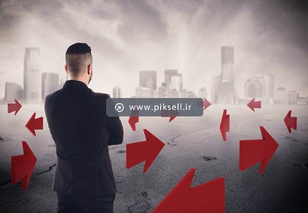 عکس با کیفیت از انسان سردرگم در راه های مختلف