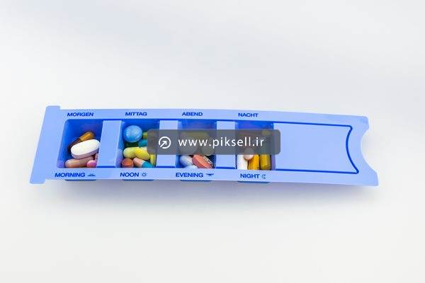 عکس با کیفیت از جاقرصی و جعبه نمایش زمانِ خوردن قرص ها