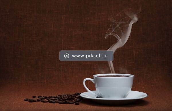 تصویر با کیفیت از فنجان قهوه داغ و دانه قهوه با تم قهوه ای
