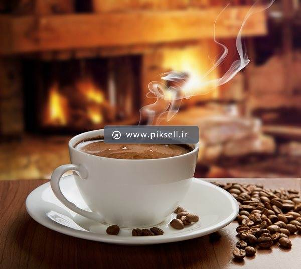 تصویر با کیفیت از فنجان قهوه داغ و دانه های قهوه