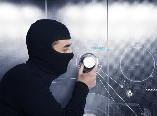 دانلود عکس با کیفیت از دزد و سارق در حال باز کردن گاوصندوق