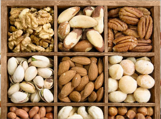 عکس با کیفیت از مجموعه مغزیجات در باکس های چوبی