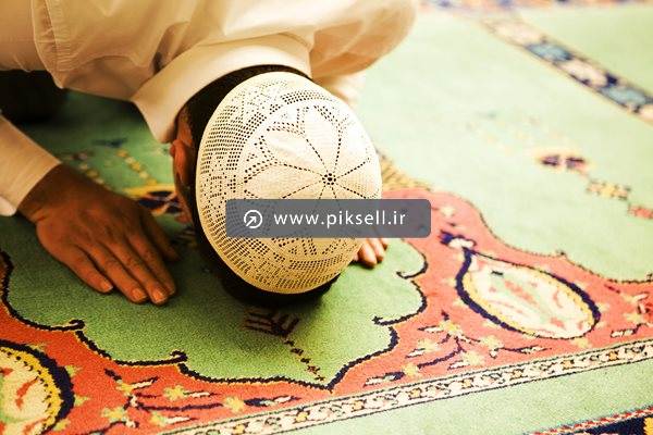 دانلو عکس با کیفیت از مرد مسلمان در حال سجده و نماز خواندن