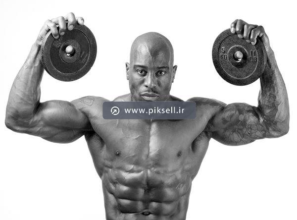 عکس سیاه و سفید از مرد بدنساز و وزنه ها