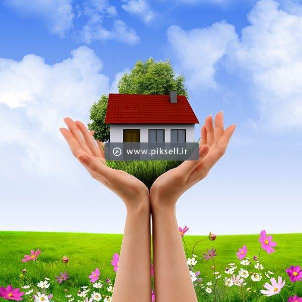 عکس با کیفیت از کلبه و خانه در چمنزار سبز و در کف دست
