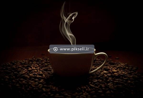 تصویر با کیفیت از دانه های قهوه و فنجان داغ قهوه