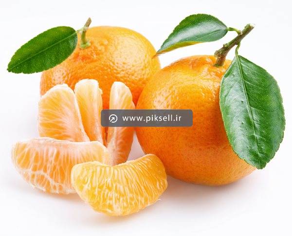 تصویر با کیفیت از نارنگی های قاچ شده و پوست کنده