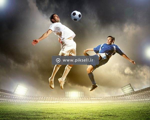 تصویر با کیفیت از دو بازیکن فوتبال در حال استوپ سینه در استادیوم
